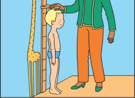 Un enfant devant une toise avec un médecin qui le mesure