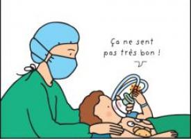 Un enfant avec le masque et un anesthésiste