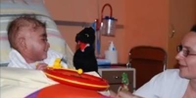 Une médecin distrait un enfant malade avec une marionnette