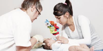Favoriser la relation parents-soignants autour de l'enfant