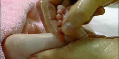 Massage d'un bébé