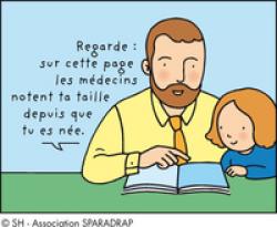 Un enfant feuillette son carnet de santé avec un adulte